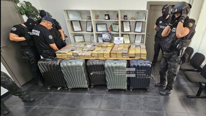 Дипломатът, обвинен за 205 кг кокаин на „Капитан Андреево“, остава в ареста